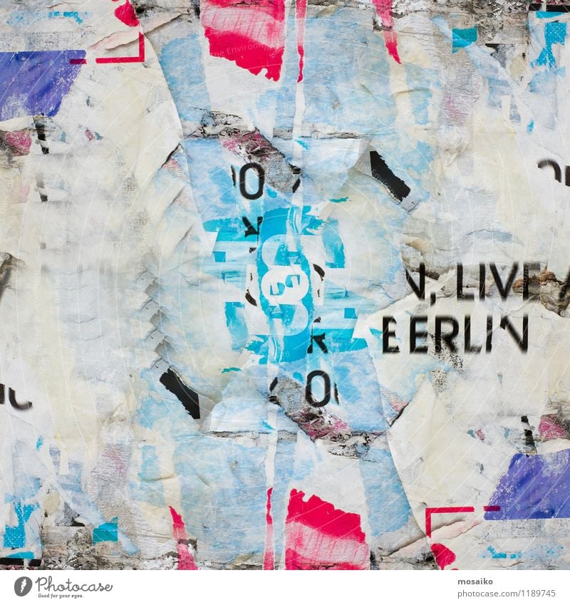 Abstrakter Grunge Hintergrund mit alten heftigen Plakaten Design Tapete Kunst Zeitung Zeitschrift Stadt Straße Papier Graffiti dreckig retro schwarz weiß Farbe