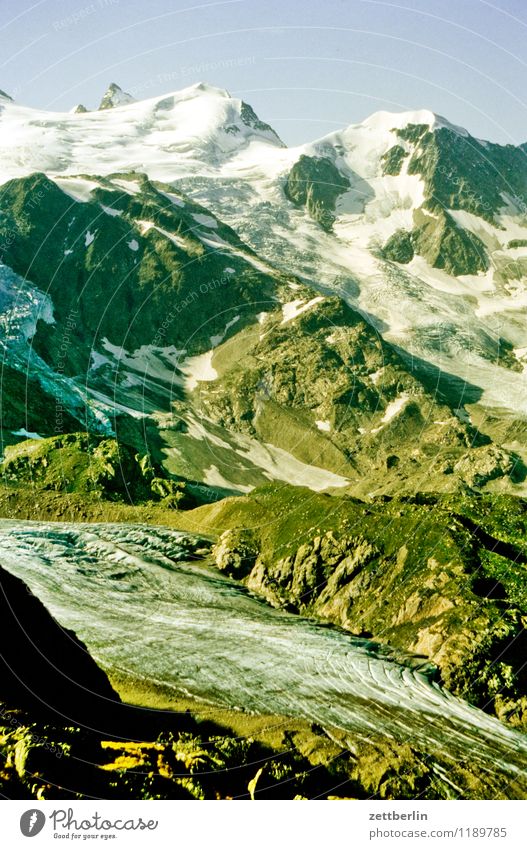 Schweiz (2) Berge u. Gebirge Hochgebirge Felsen massiv Ferne Nebel Dunst Ferien & Urlaub & Reisen Reisefotografie Tourismus Alpen karg Landschaft Natur