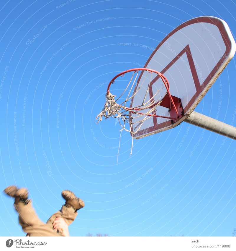 Basketball Basketballkorb Korb Kind Hand Spielen Freude Sport werfen fliegen Beine Geschwindigkeit