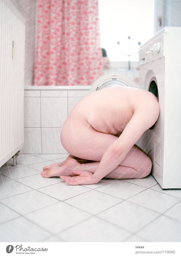 outlook Mann nackt Waschmaschine Bad dumm forschen Pause Müdigkeit hässlich verrückt Wohnung Arbeitsloser Wäsche Dinge Bekleidung anziehen fehlen Waschtag