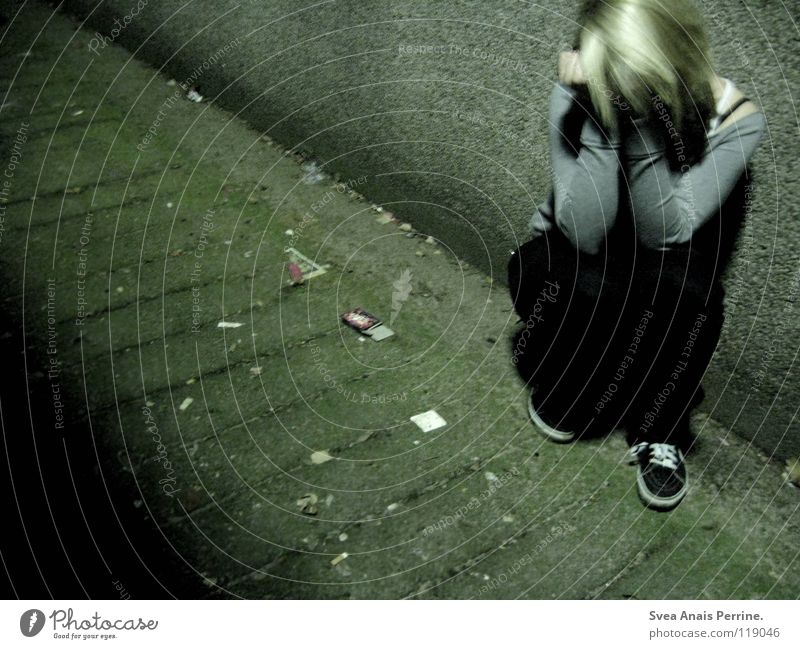 wo ist der ausgang? Frau Jugendliche Boden Mauer Einsamkeit Lieferwagen Hose Hemd schwarz grau frei Trauer Verzweiflung Hass Verachtung Misshandlung Schmerz