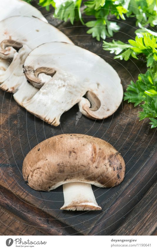 Geschnittene Pilze auf Holztisch Gemüse Ernährung Abendessen Vegetarische Ernährung Diät Tisch Koch Natur frisch lecker natürlich braun weiß aufgeschnitten