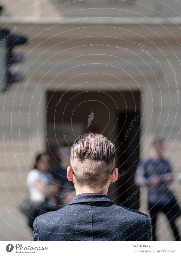Stadtbild mit einem modernen Haarschnitt Lifestyle Stil Haare & Frisuren Business Mann Erwachsene Jugendliche Kopf Rücken 1 Mensch 18-30 Jahre Europäer Straße