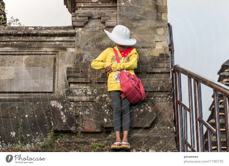 Mädchen aus Indonesien Mensch feminin Ruine Akzeptanz Traurigkeit Farbfoto Außenaufnahme
