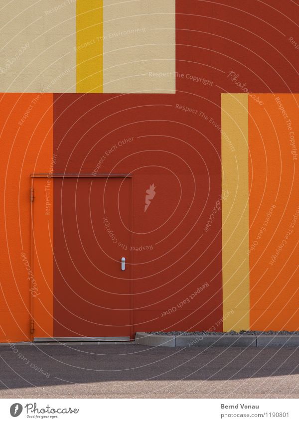 Tarnung Sonne Haus Architektur Tür Streifen hoch orange rot Farbe Eingang Zugang Wand Lager verstecken Knauf Asphalt Geometrie gestrichen Putzfassade modern