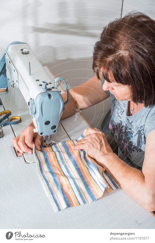 Frauen nähen auf Nähmaschine Design Arbeit & Erwerbstätigkeit Beruf Fabrik Industrie Handwerk Business Mensch Erwachsene Mode Bekleidung Stoff weiß Kreativität