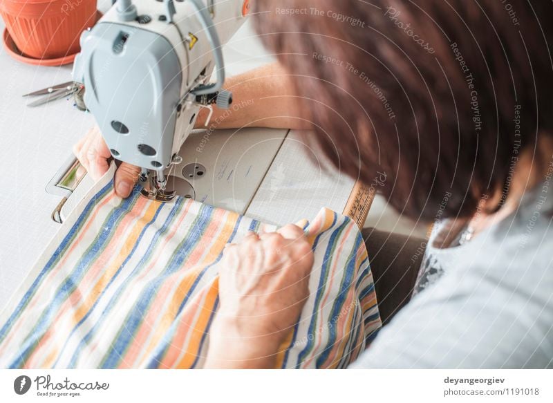 Frauen nähen auf Nähmaschine Design Arbeit & Erwerbstätigkeit Beruf Fabrik Industrie Handwerk Business Mensch Erwachsene Mode Bekleidung Stoff weiß Kreativität