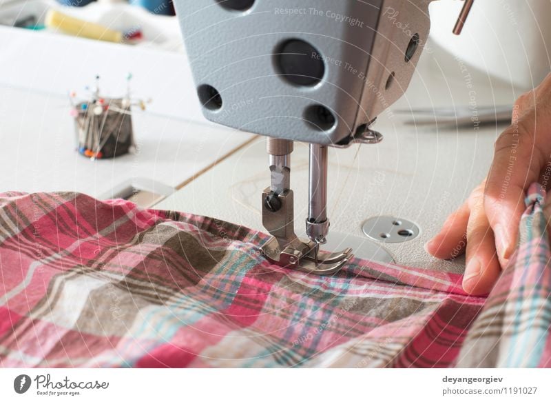 Nähmaschine Design Arbeit & Erwerbstätigkeit Fabrik Industrie Handwerk Werkzeug Maschine Mode Bekleidung Kleid Stoff Metall machen Nähen Faser Nadel Textil