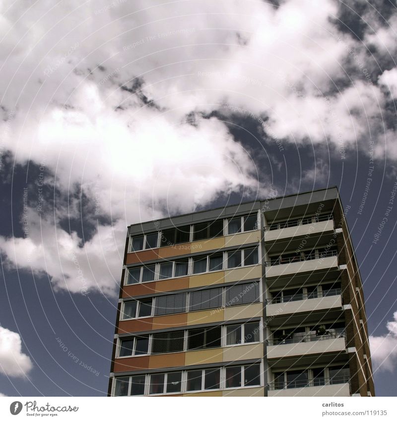 Verliebt in Göttingen Wolken himmelblau braun Ocker rot gelb Haus Hochhaus Froschperspektive Bürogebäude innovativ Fassade Energie sparen Architektur