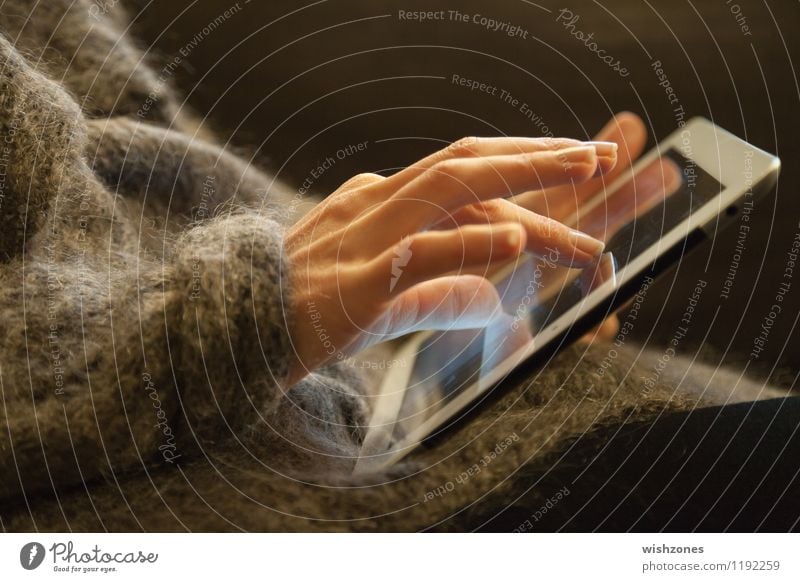 Woman Hands working on a Touch Pad PDA Computer Notebook Informationstechnologie Internet feminin Finger 30-45 Jahre Erwachsene Pullover Jacke berühren Bewegung
