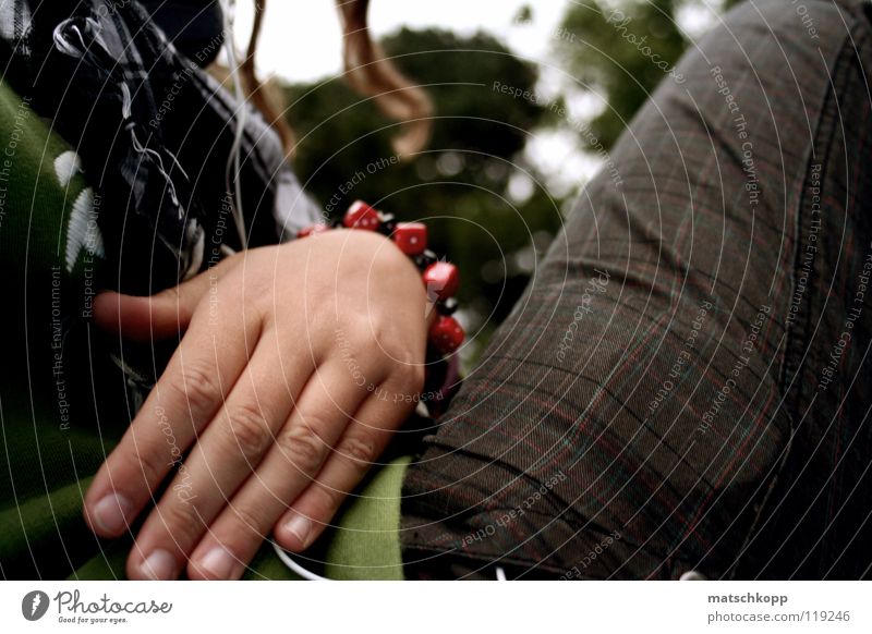 Fingerspitzengefühl die Zweite Nagel Hose Tasche Muster Park Armband Geschenk rot schwarz Hintergrundbild Baum Wäldchen Hand Schal kalt Pullover Herbst braun