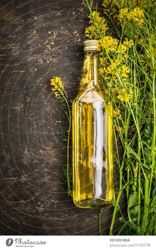 Frische Rapsöl auf Holztisch Lebensmittel Öl Ernährung Flasche Glas Stil Design Gesunde Ernährung Natur Pflanze Blume Nutzpflanze gelb Duft Hintergrundbild