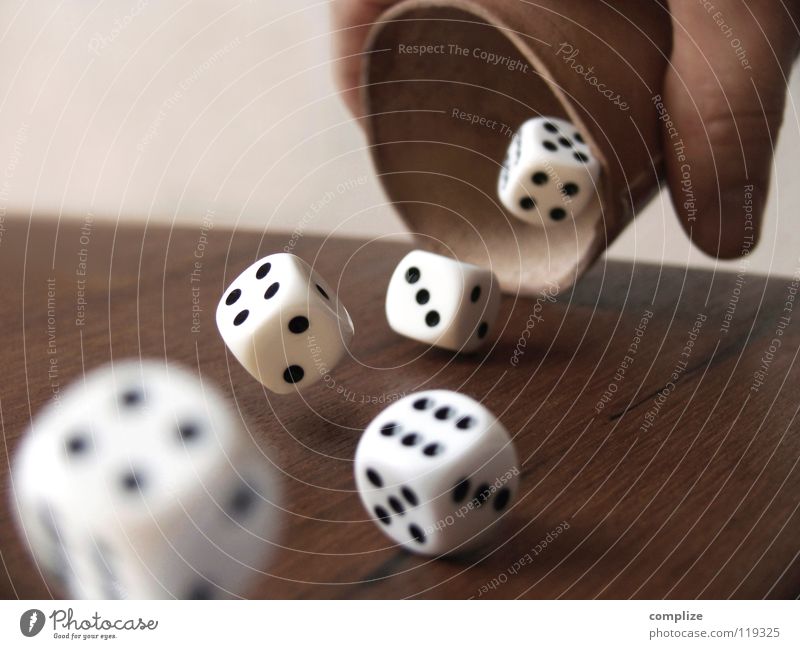 Glück in der Liebe? Becher Freude Spielen Poker Tisch Sportveranstaltung Erfolg Kapitalwirtschaft Börse Mann Erwachsene Hand Holz Ziffern & Zahlen werfen