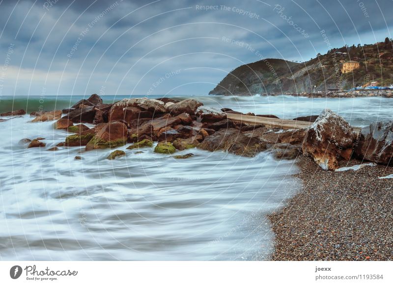 Levanto Wasser Himmel Wolken schlechtes Wetter Wellen Küste Strand Italien Dorf Stein bedrohlich dunkel blau braun grau weiß Umwelt Mole Dynamik Farbfoto