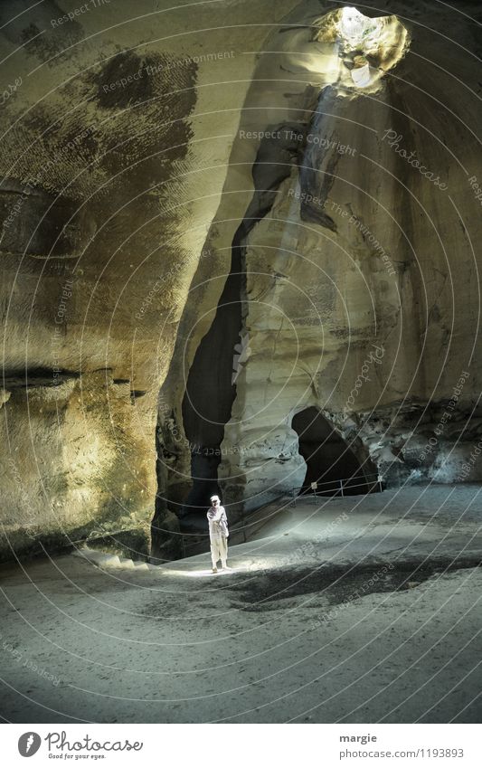 Die Lichtgestalt eines Mannes in einer Höhle in Israel ruhig Meditation Ferien & Urlaub & Reisen Tourismus Abenteuer Ferne Expedition Sommer Mensch maskulin