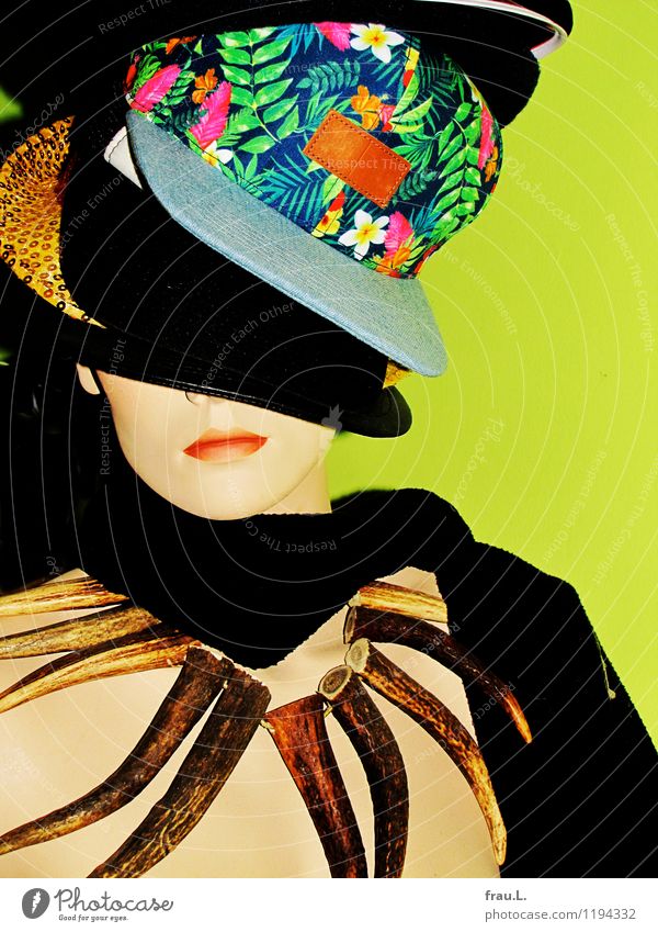 drunter … Mensch feminin 30-45 Jahre Erwachsene Kunst Mode Accessoire Schmuck Schal Hut Mütze Puppe stehen Coolness Farbfoto