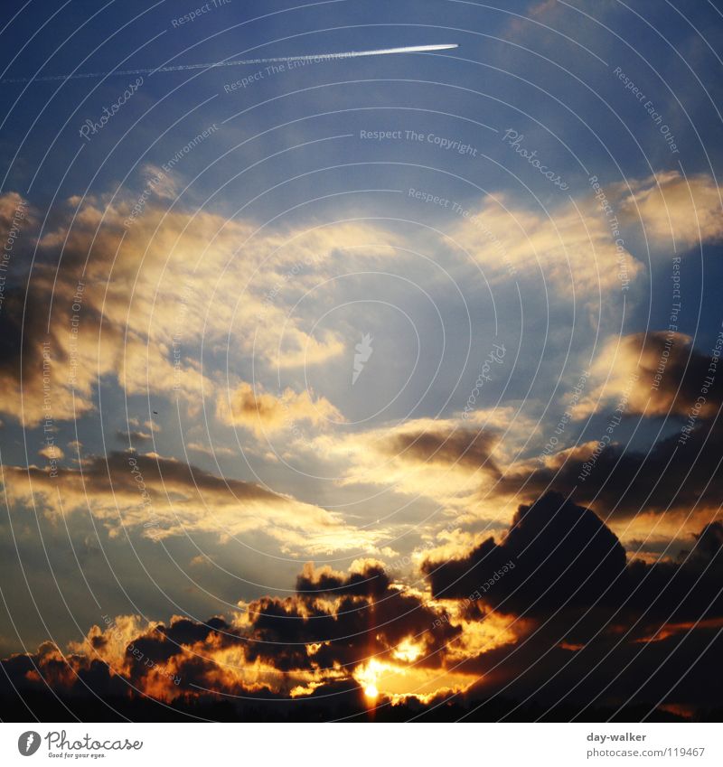 Heaven and hell Wolken Flugzeug Kumulus Sonnenuntergang Dämmerung Reflexion & Spiegelung Licht rot gelb dunkel Geschwindigkeit Ferien & Urlaub & Reisen Hölle