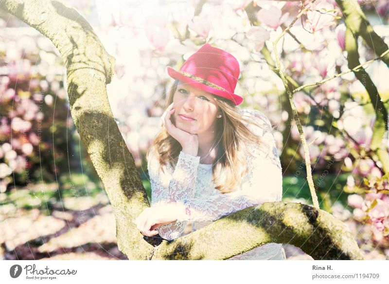 1. Mai II Jugendliche Mensch 13-18 Jahre Frühling Mode T-Shirt Hut blond langhaarig stehen schön Zufriedenheit Lebensfreude Frühlingsgefühle ruhig Erholung