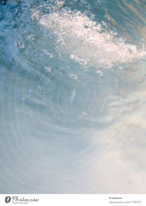 wolkenwasser Reflexion & Spiegelung weich Lauge Wellen Zuckerguß Watte Nebel Brunnen träumen Ferne Wasser blau sanft bubbles Mineralwasser blasen Bewegung
