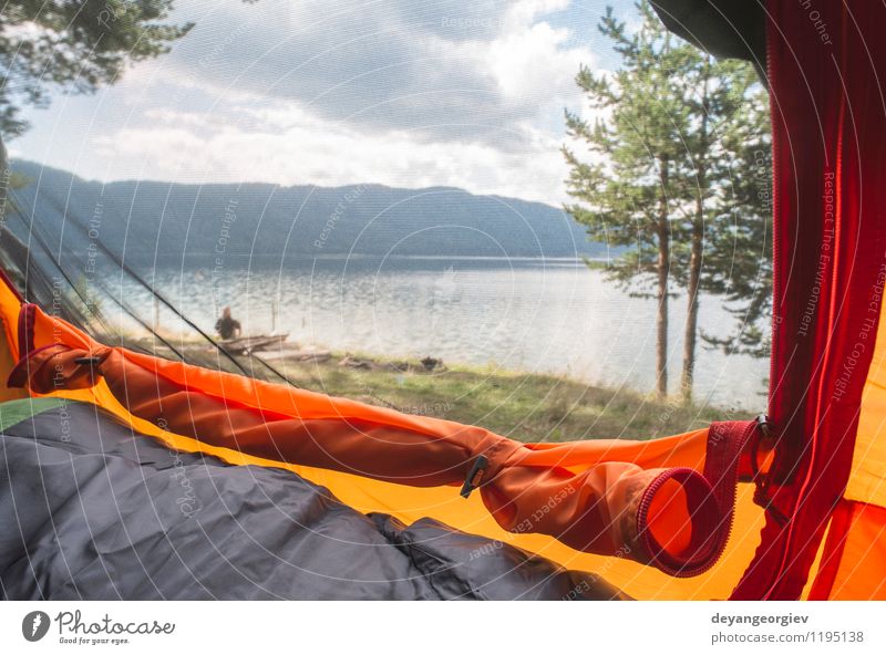 Blick von innen auf das Zelt Reichtum Erholung Ferien & Urlaub & Reisen Abenteuer Camping Sommer Sonne wandern Junge Mann Erwachsene Familie & Verwandtschaft