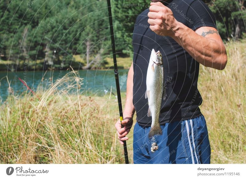 Fischer hat einen Fisch gefangen Glück Erholung Freizeit & Hobby Angeln Ferien & Urlaub & Reisen Sommer Sport Mensch Mann Erwachsene Natur See Fluss Erfolg