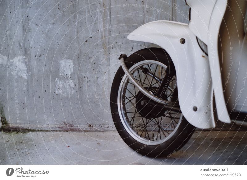 Rad dran ist besser als Rad ab Kleinmotorrad weiß grau Fahrzeug Wand Beton fahren analog Industrie brumm brumm Burg oder Schloss Detailaufnahme Bodenbelag
