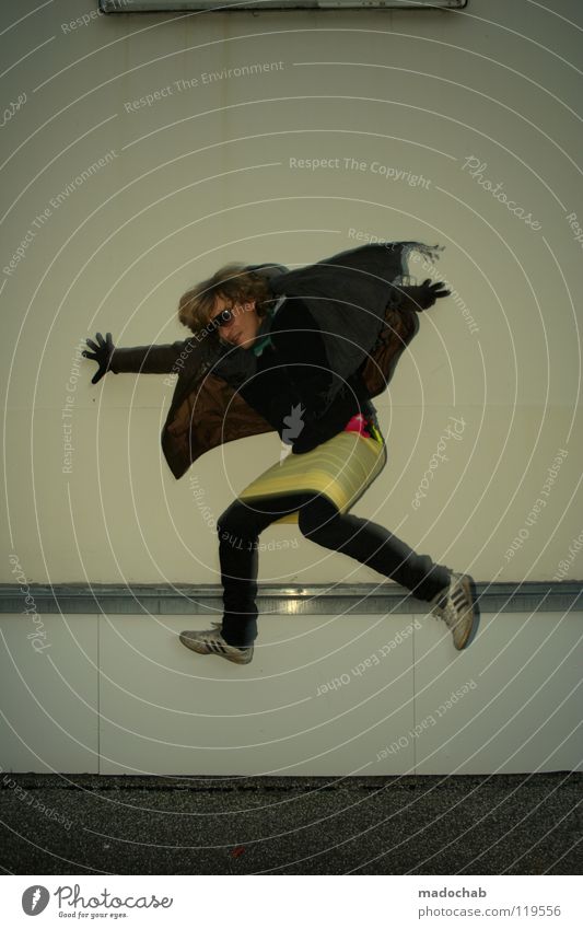 Portrait Mann Mensch maskulin hüpfen springen Mauer Wand Freestyle retro Neonlicht Gesundheit fliegend Lifestyle Bekleidung Flugbahn Hochsprung Bewegung lustig