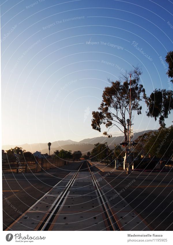Eisenbahngleise bei Abendstimmung in einem Vorort Kaliforniens Gleise Schienenverkehr Bahnübergang Bahnhof Ferien & Urlaub & Reisen Bahnfahren Ausflug Abenteuer