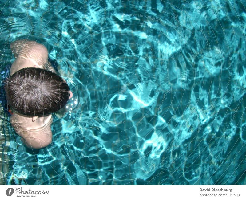 The Watercarrier Schwimmen & Baden Wasseroberfläche türkis Wasserspiegelung Wasserwirbel Vogelperspektive Männerkörper Schulter anonym unkenntlich unerkannt