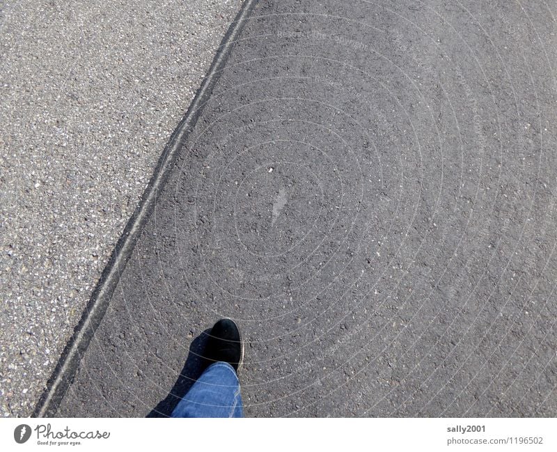 ein erster Schritt... Mensch Beine Fuß 1 Verkehrswege Straße Jeanshose Stiefel gehen rennen grau Willensstärke Einsamkeit Beginn Bewegung Entschlossenheit