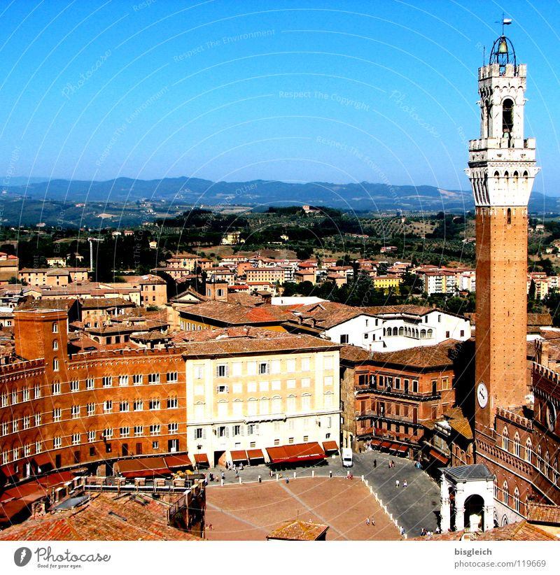 Piazza del Campo, Siena (Italien) Farbfoto Außenaufnahme Textfreiraum oben Vogelperspektive Europa Stadt Platz Rathaus Turm Bauwerk Sehenswürdigkeit Wahrzeichen