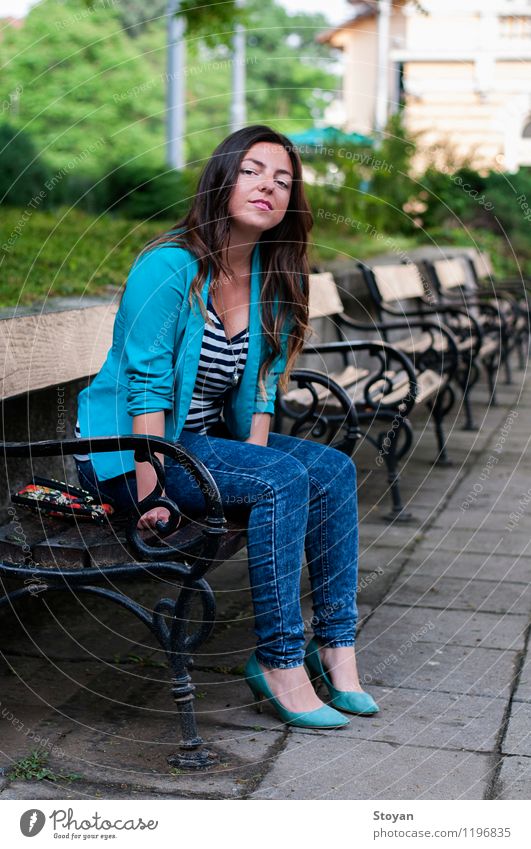 Eine junge Frau, die auf einer Gartenbank sitzt Junge Frau Jugendliche Leben 18-30 Jahre Erwachsene Pflanze Schönes Wetter Baum Park Sofia Bulgarien Bulgaren
