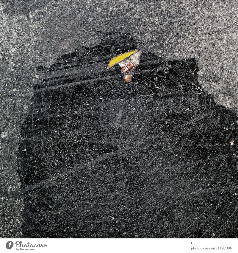 schabernack Boden Müll Stein dreckig authentisch gelb grau schwarz Farbfoto Außenaufnahme abstrakt Menschenleer Tag