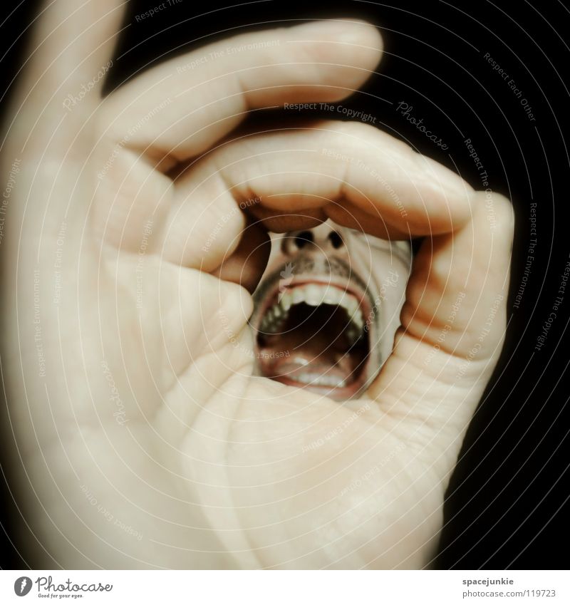 Shout Hand Finger Mann schreien Freak Angst beängstigend dunkel schwarz Zähne zeigen böse verrückt Freude Gesicht Mensch Gewalt