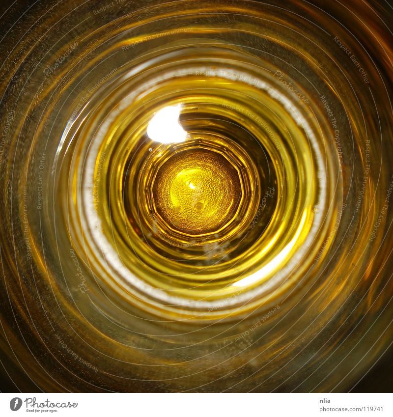 zu tief ins bierglas geblickt Bier gelb rund Kreis Spirale Getränk Alkohol Glas