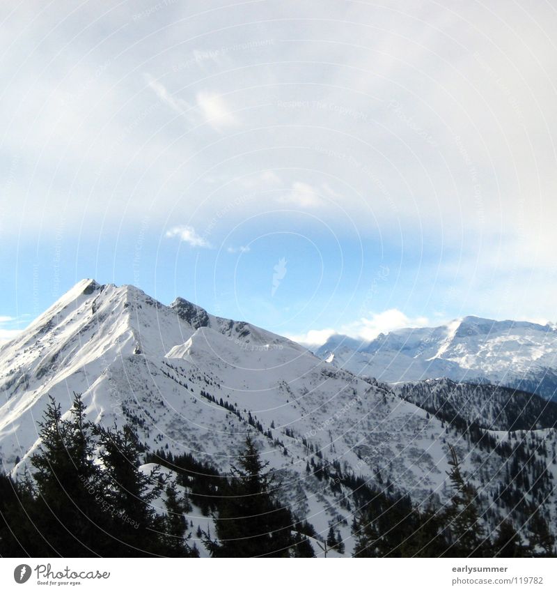 Wolkenbruch Winter Winterurlaub weiß Gipfel Skigebiet Baum Wald Höhenmeter Österreich Berghang Tiefschnee perfekt Regen Teilung Berge u. Gebirge Alpen Sonne