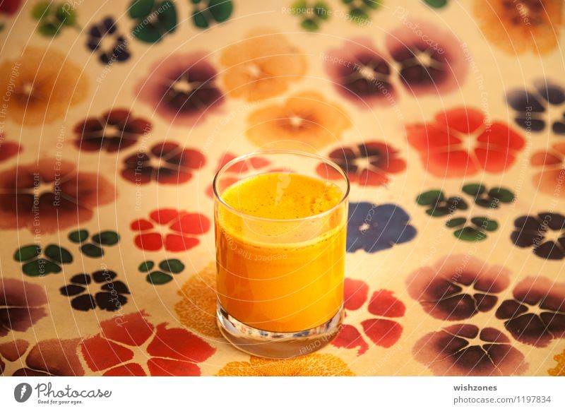 Carrot Juice with colorful Background Lebensmittel Gemüse Getränk Saft Gesundheit Gesunde Ernährung Fitness Wellness Kur Glas frisch lecker saftig mehrfarbig