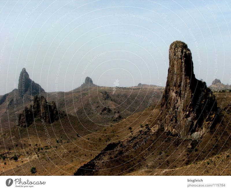 Roumsiki (Kamerun) Farbfoto Außenaufnahme Menschenleer Textfreiraum oben Tag Panorama (Aussicht) ruhig Ferne Berge u. Gebirge Landschaft Hügel Felsen Wüste