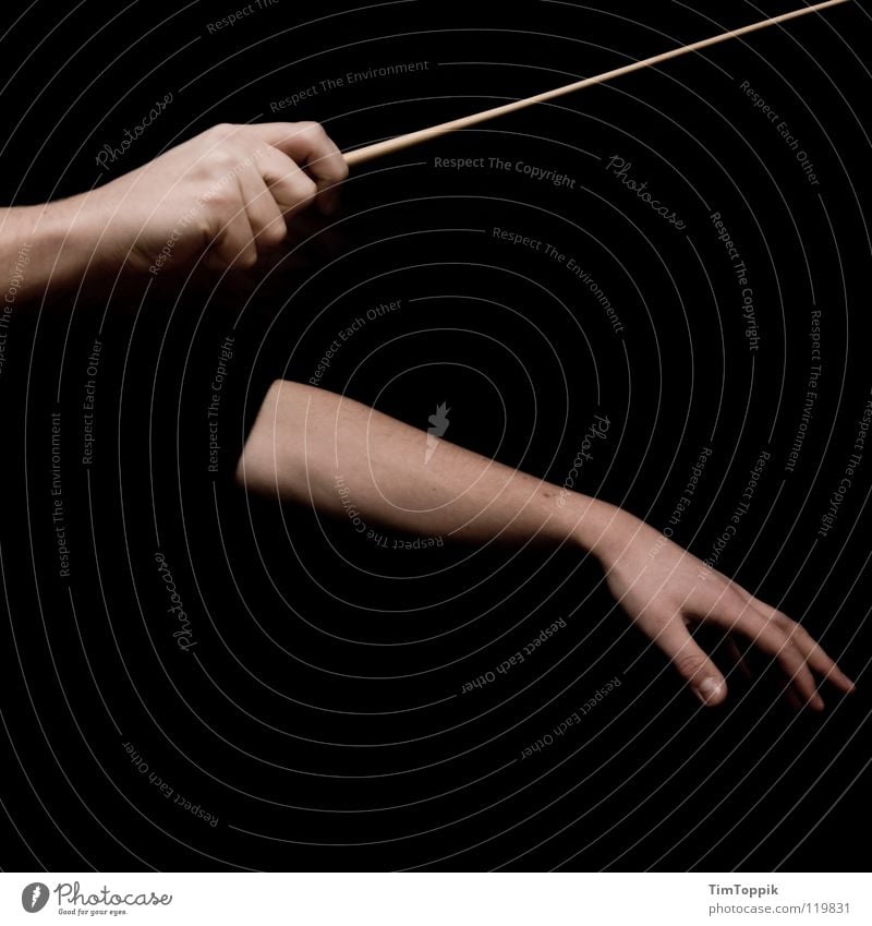Musst du lauter machen Dirigent Hand Finger Taktstock Daumen Zeigefinger Mittelfinger Ringfinger Unterarm Faust Orchester Stock Rhythmus Musik führen Konzert