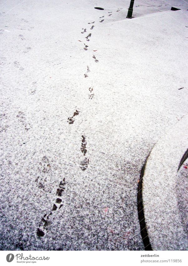 Brötchen holen Neuschnee Schneedecke Schneespur Spuren Fährte schreiten verfolgen Bürgersteig Straßenbelag biegen taumeln Abschied Wettlauf Winterdienst