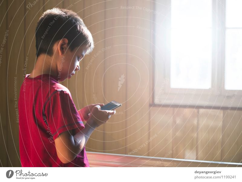 Kind spielt mit Handy Freude Spielen Schule Telefon PDA Technik & Technologie Mensch Junge Kindheit klein niedlich klug weiß Mobile Kinder jung Funktelefon