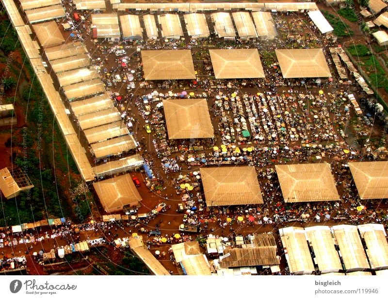 Kamerun von oben V Farbfoto Luftaufnahme Vogelperspektive Haus Yaounde Afrika Stadt Hauptstadt Marktplatz Verkehrswege PKW Flugzeug verkaufen