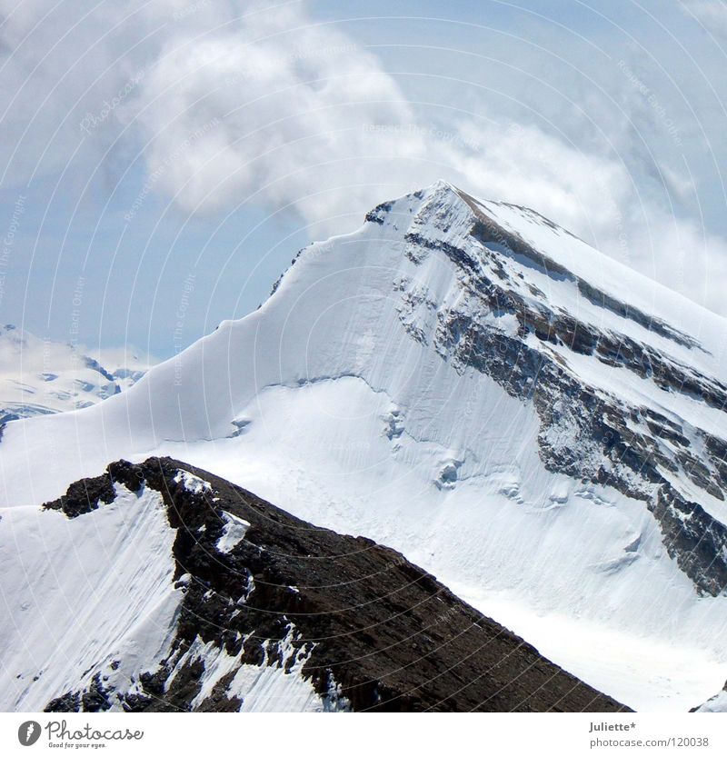 Big Mountain III kalt Wolken Eis wandern Bergsteigen weiß Schweiz Berge u. Gebirge Himmel Schnee snow Felsen Wind schneidig Klettern blau