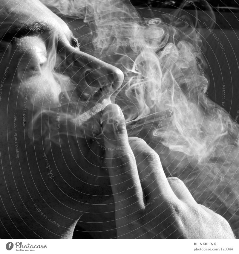 jonny Rauchen Joint Mann schwarz grau weiß Hand Finger Fingernagel rauchend Silhouette Porträt Augenbraue Kinn Bart Erholung Freizeit & Hobby geschlossen Licht