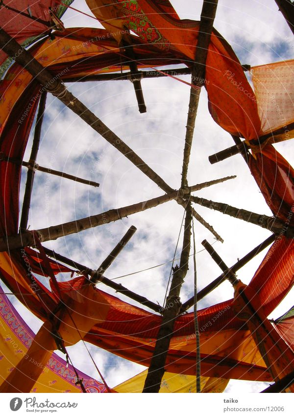 Tor zum Himmel Eingangstor Wolken Stab Holzgestell rot Freizeit & Hobby Musikfestival Pura-Vida Fünfeck orange