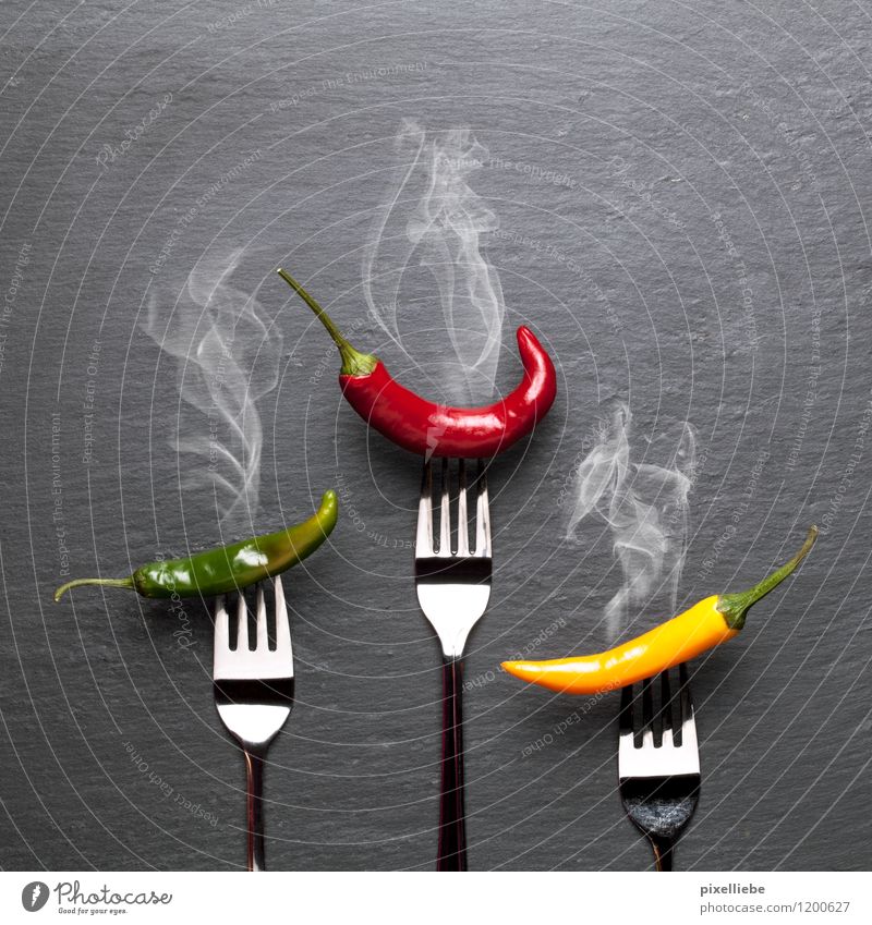 Dampfende bunte Chilischoten Lebensmittel Gemüse Kräuter & Gewürze Ernährung Essen Vegetarische Ernährung Diät Italienische Küche Besteck Gabel exotisch