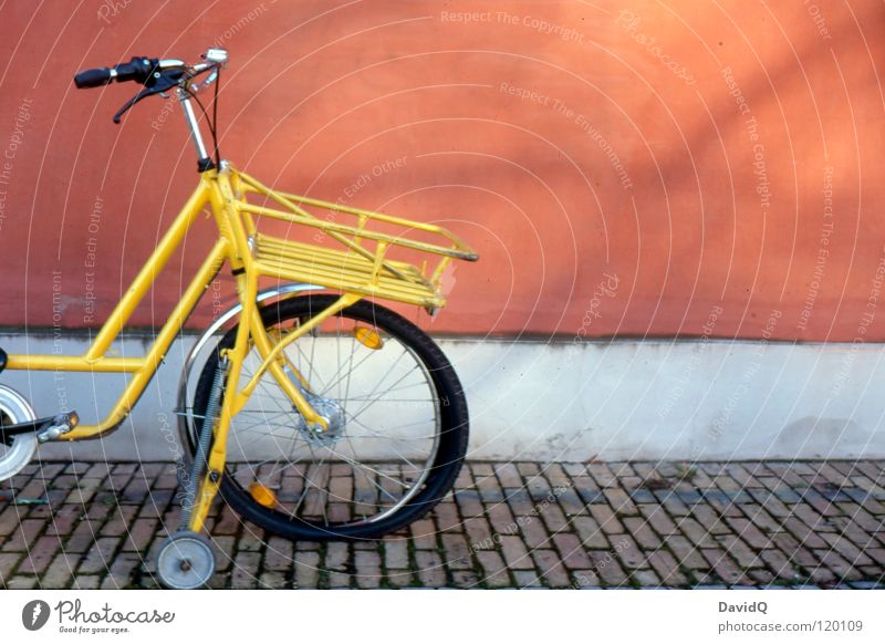 Platt Fahrrad Verkehrsmittel Panne liegen Postkutsche Wand Fassade Mauer kaputt Postbote gelb rot Dienstleistungsgewerbe Freizeit & Hobby Öffentlicher Dienst