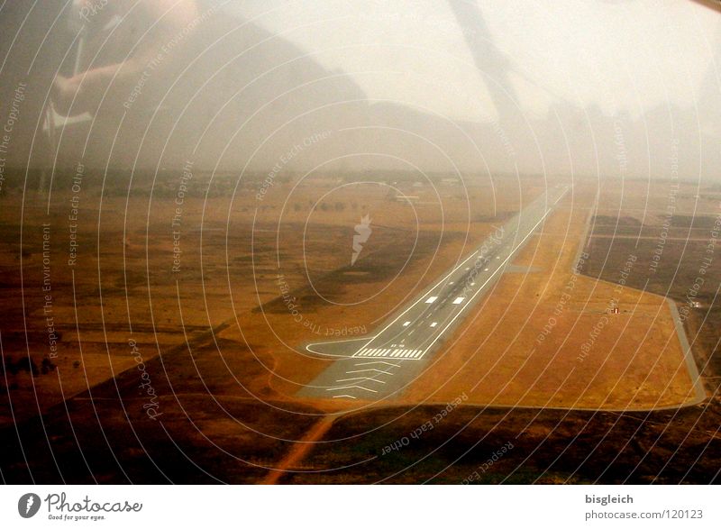 Landebahn I Farbfoto Luftaufnahme Menschenleer Vogelperspektive Skipiste Luftverkehr Gitarre Gamboura Kamerun Afrika Flughafen Flugzeug Flugplatz