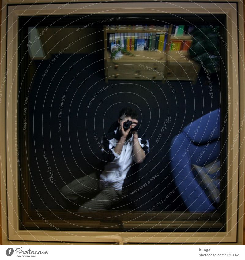 Paparazzi Fenster Reflexion & Spiegelung Fensterrahmen Fotografieren Raum Möbel Schrank Selbstportrait Mann Wohnzimmer Rahmen sitzen Häusliches Leben