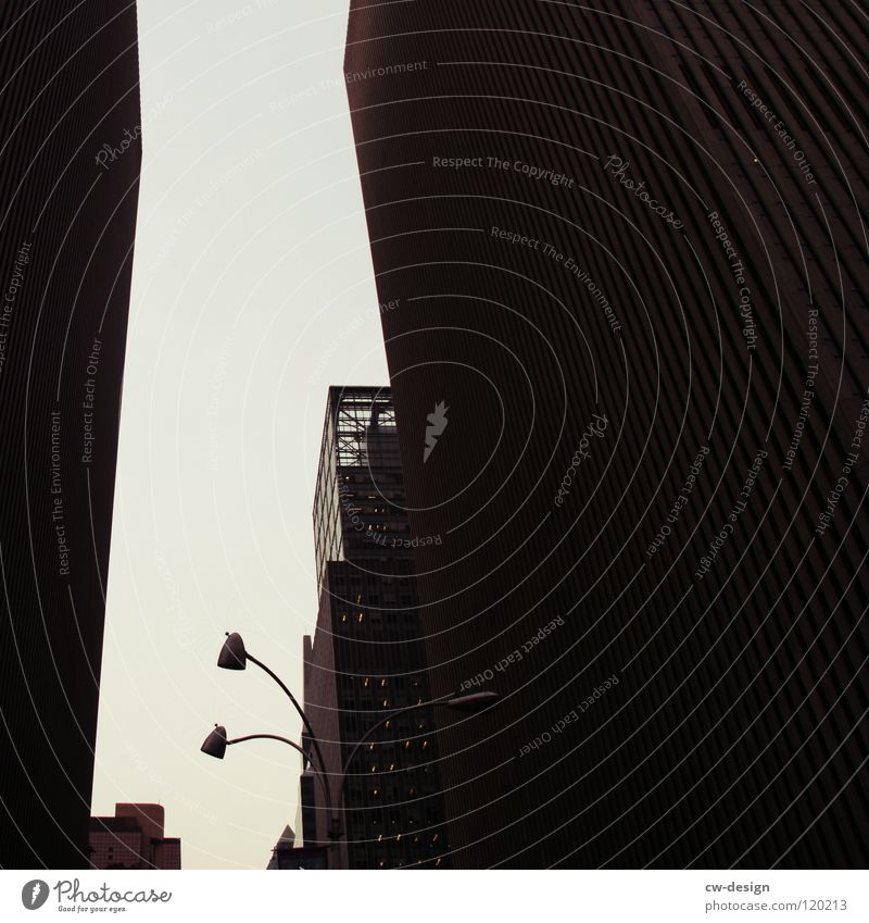 puh... man beachte das dreieckige kleeblatt schwarz dunkel Verlauf New York City Sightseeing Kunst interessant Wahrzeichen Symbole & Metaphern krumm